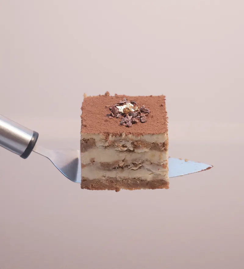 Rebanada de tiramisú sobre espátula