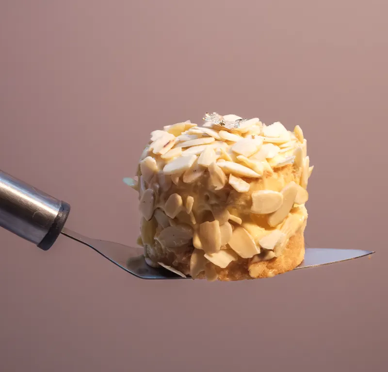 Pastel de almendra sobre espátula