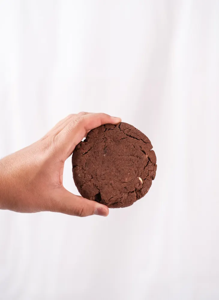 Galleta de chocolate en mano