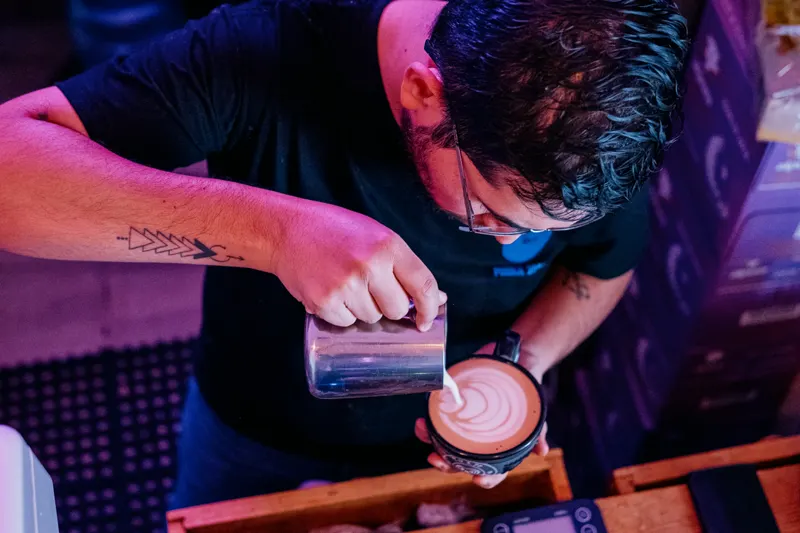 Barista sirviendo arte latte