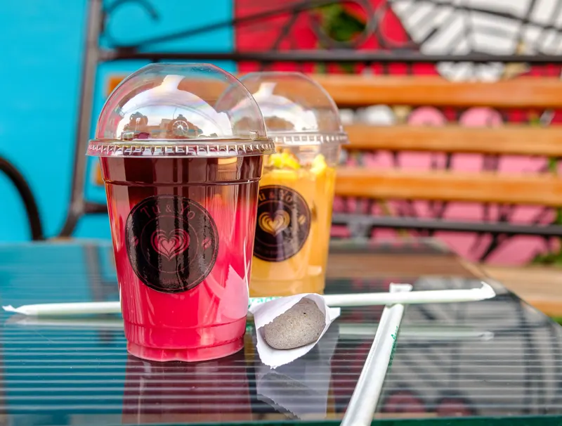 Bebidas para llevar con el logotipo de Tú y Yo
