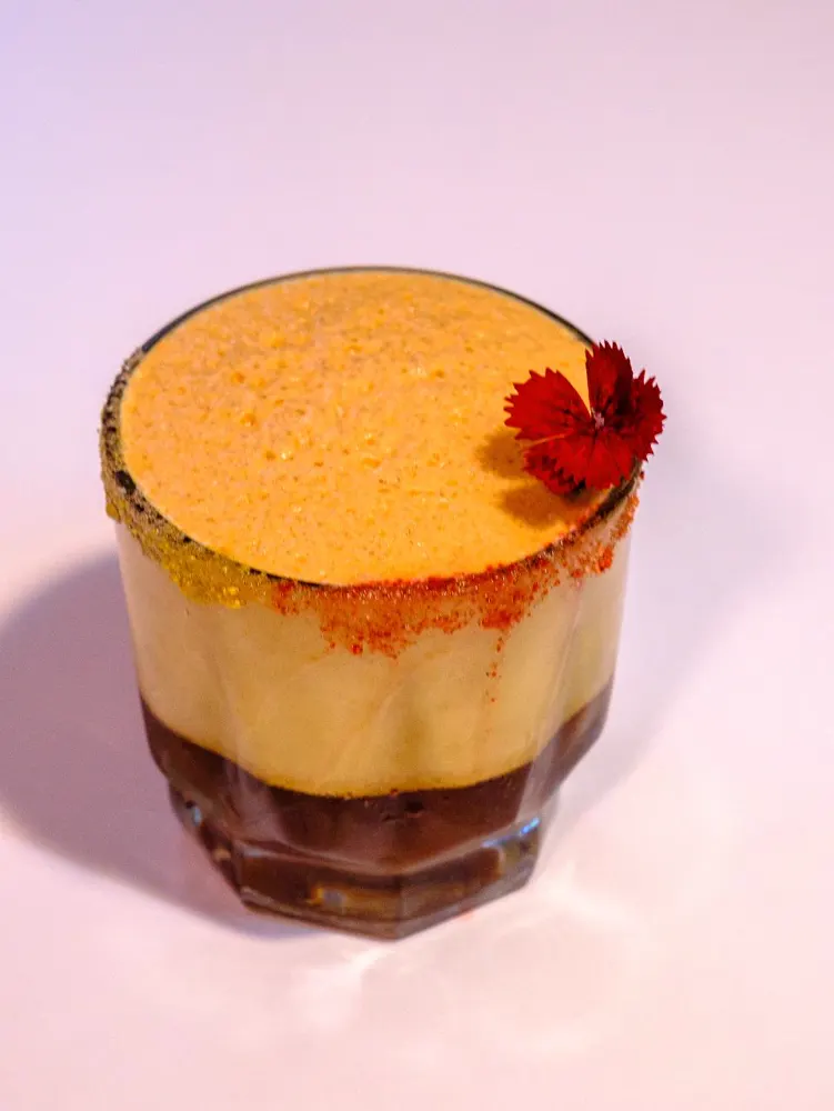 Postre de capas con flor roja