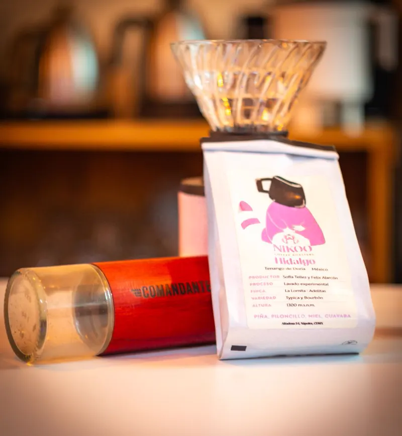 Café de especialidad junto a un dripper