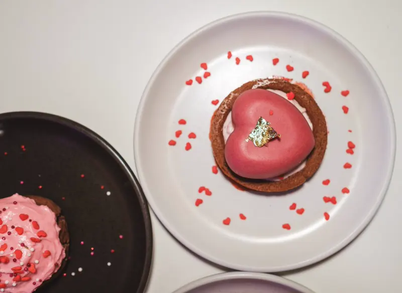 Tartaleta de corazón en plato blanco